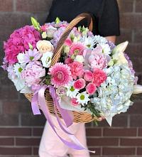 Цветочная композиция из Розы, Хризантемы, Пионы и Лизиантусы в корзине в Дзержинске