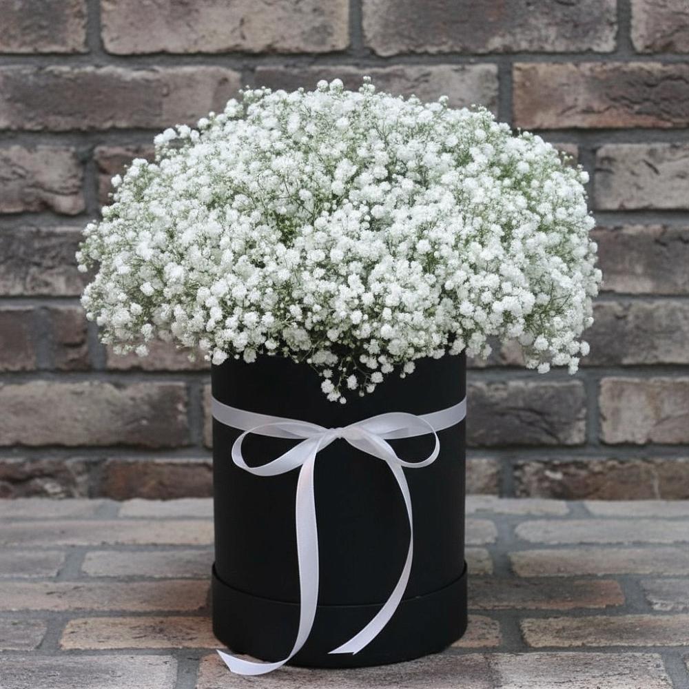 Цветочная композиция из Гипсофила в шляпной коробке в Дзержинске