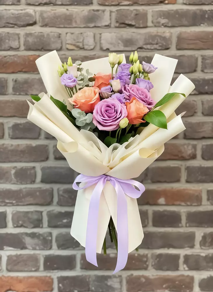 Букет цветов из: Лизиантусы и Розы в Дзержинске