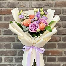 Букет цветов из:  Лизиантусы и Розы в Дзержинске