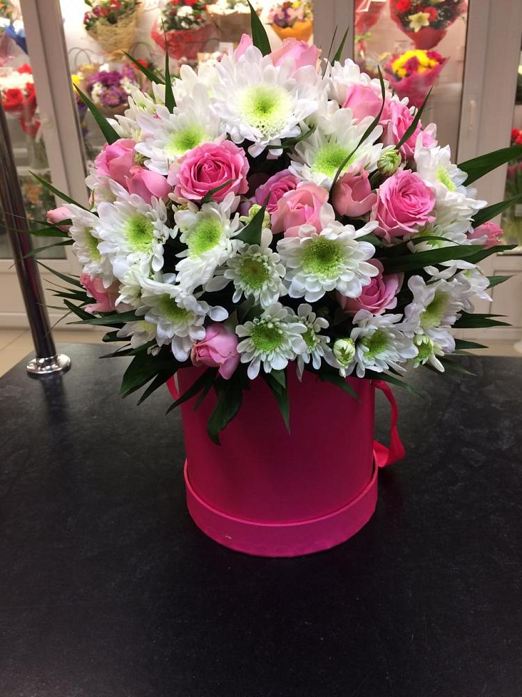 Цветочная композиция из Розы и Хризантемы в шляпной коробке в Дзержинске