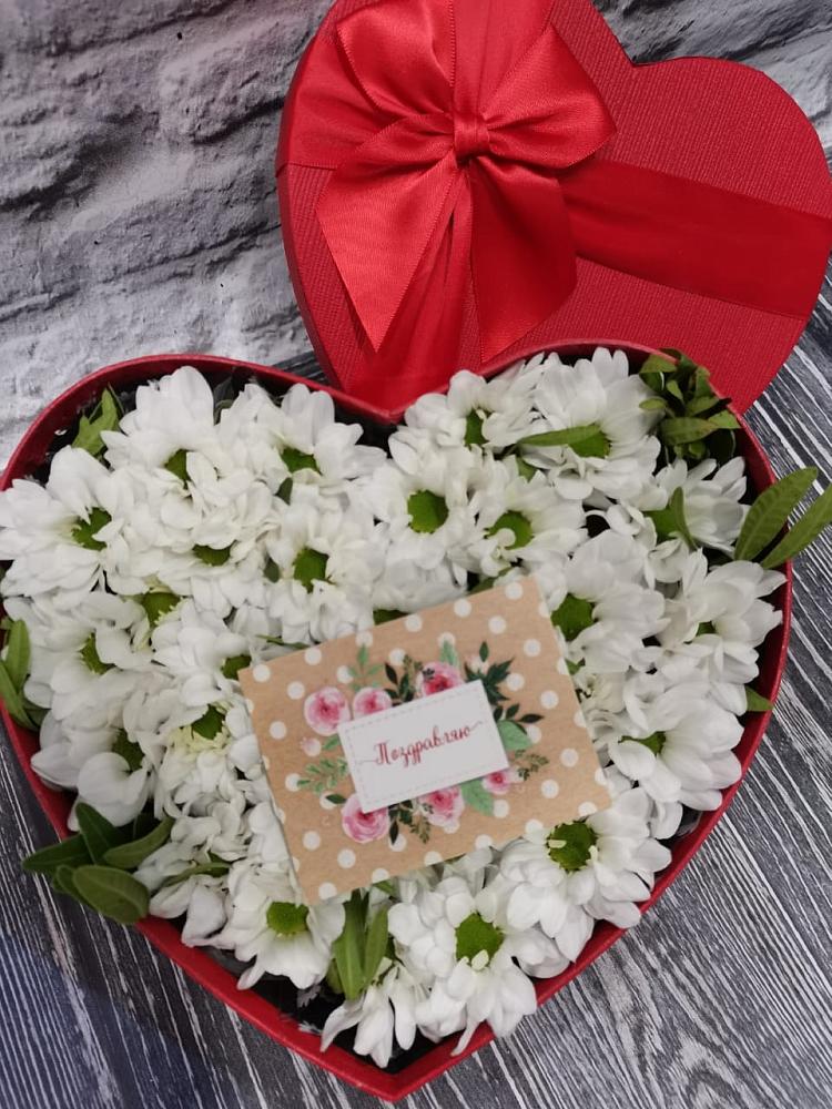 Цветочная композиция из Хризантемы в виде сердца в Дзержинске