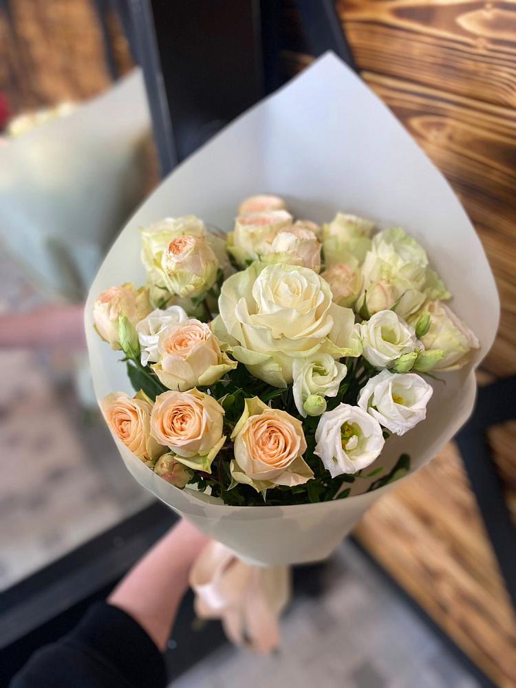 Букет цветов из: Розы и Лизиантусы в Дзержинске